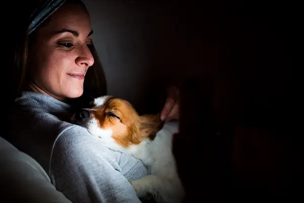 Bilanciare il Lavoro e il Sonno del Tuo Cane: Consigli per Genitori di Cuccioli con Turni Serali
