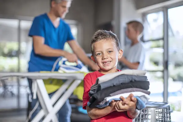 Tâches ménagères adaptées à l'âge des enfants : Favoriser la responsabilité et l'indépendance