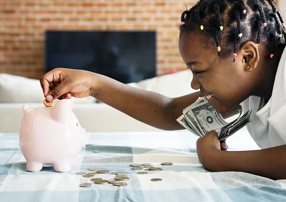 Enseñando a los Niños Sobre el Dinero: Ganancias Digitales vs. Físicas por las Tareas Domésticas